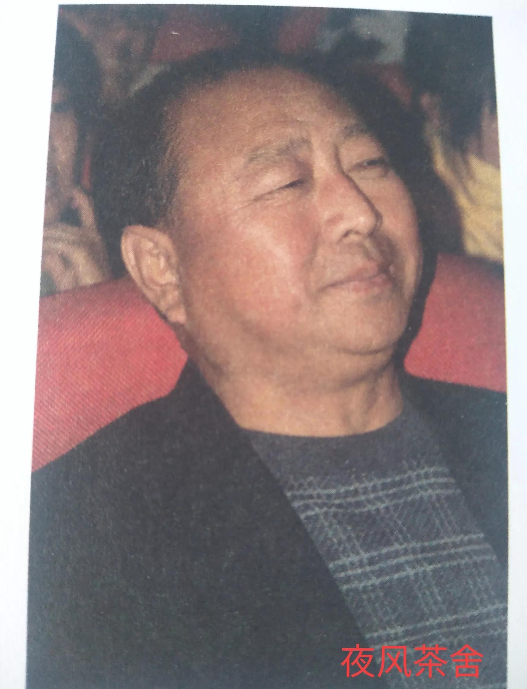 照片中的这个人叫巩宝生,听过单田芳先生自传体评书《言归正传》的