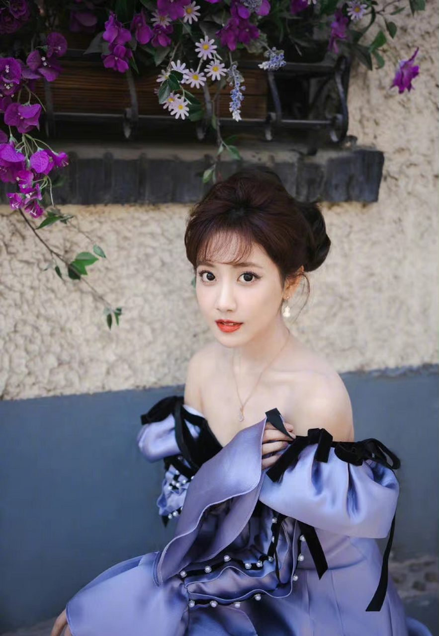 李艺彤的裙装还有撞色和亮点.