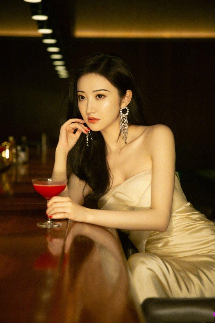 景甜一袭白色抹胸裙装,优雅大气