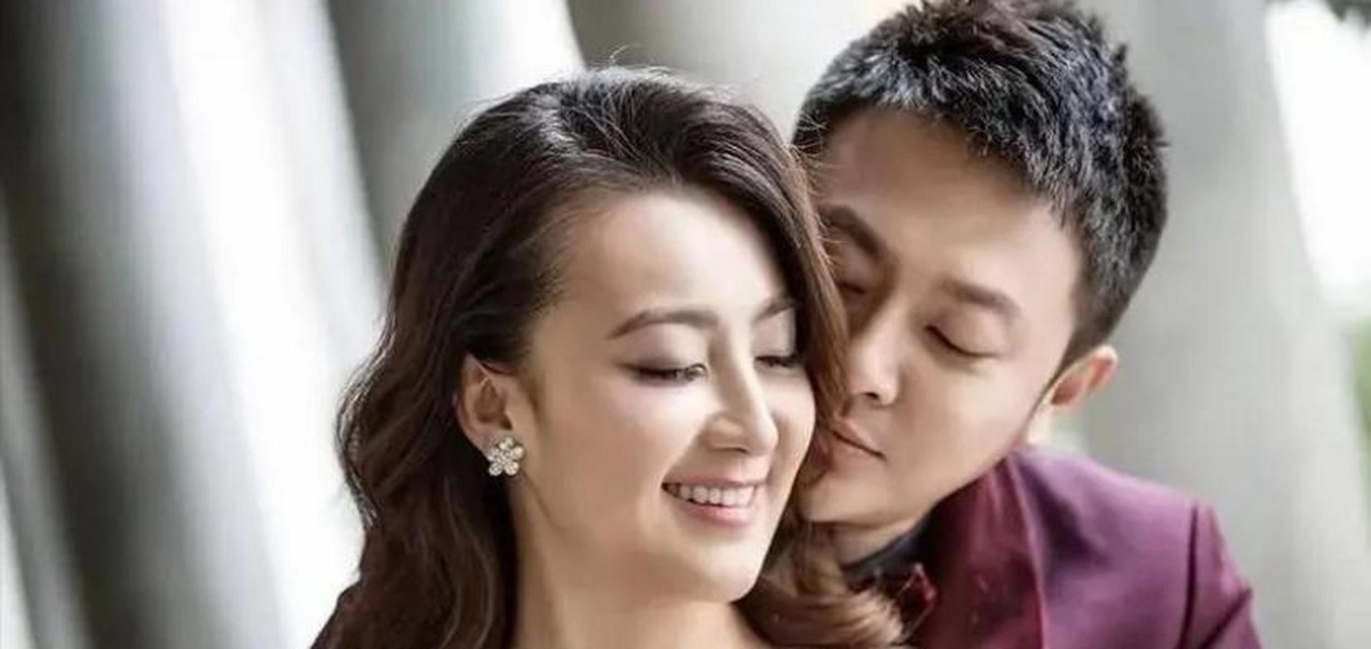 2014年,印小天向哈琳娜求了婚,哈琳娜说:"我是硕士学历,家族企业,愿意