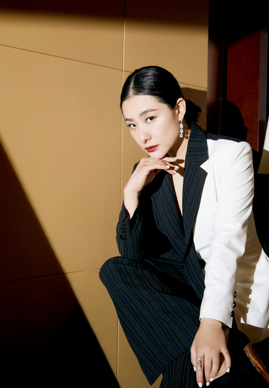 刘璇的穿搭白色很明显.