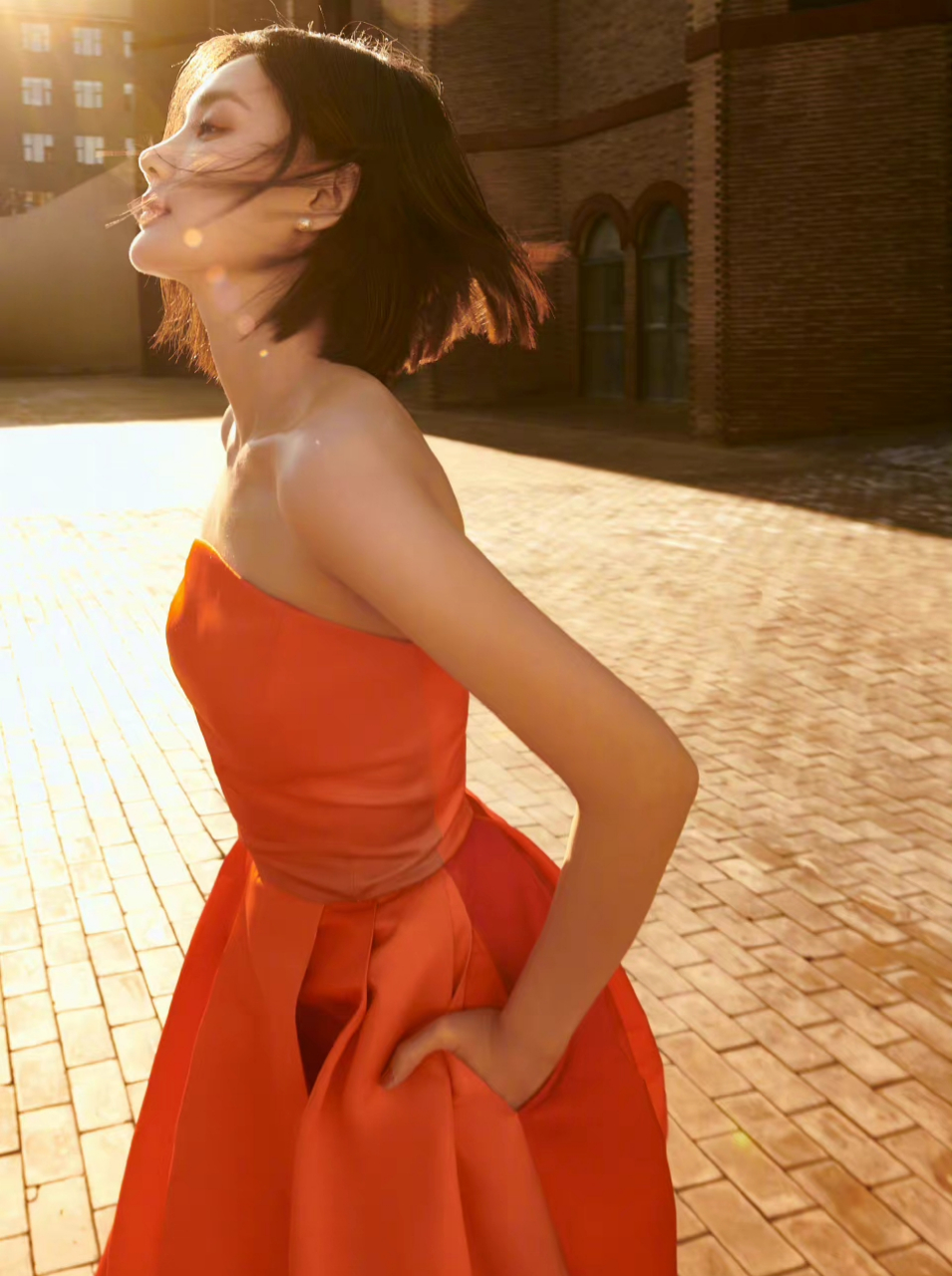 李一桐的穿搭鲜艳在也结合了渐变时尚.