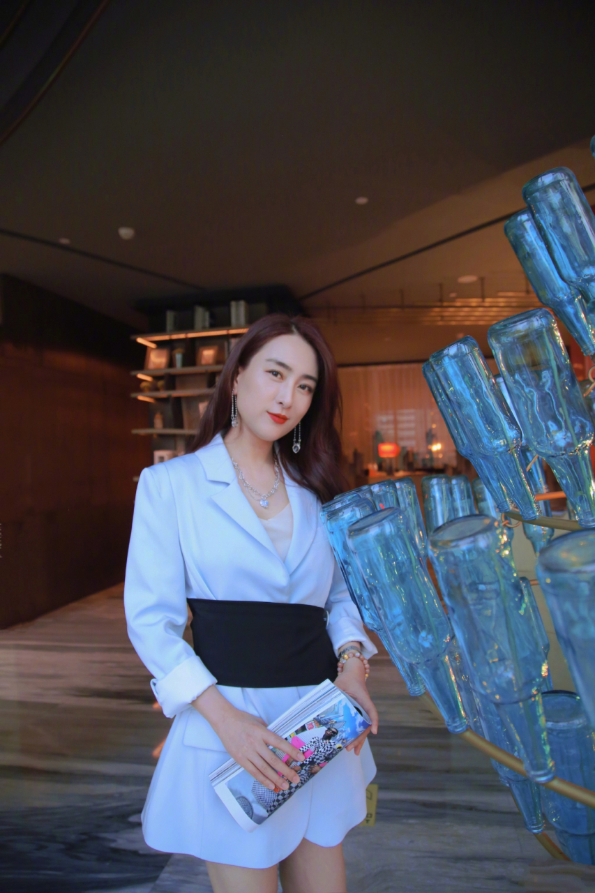 马苏将西装穿出了优雅和潮流气息