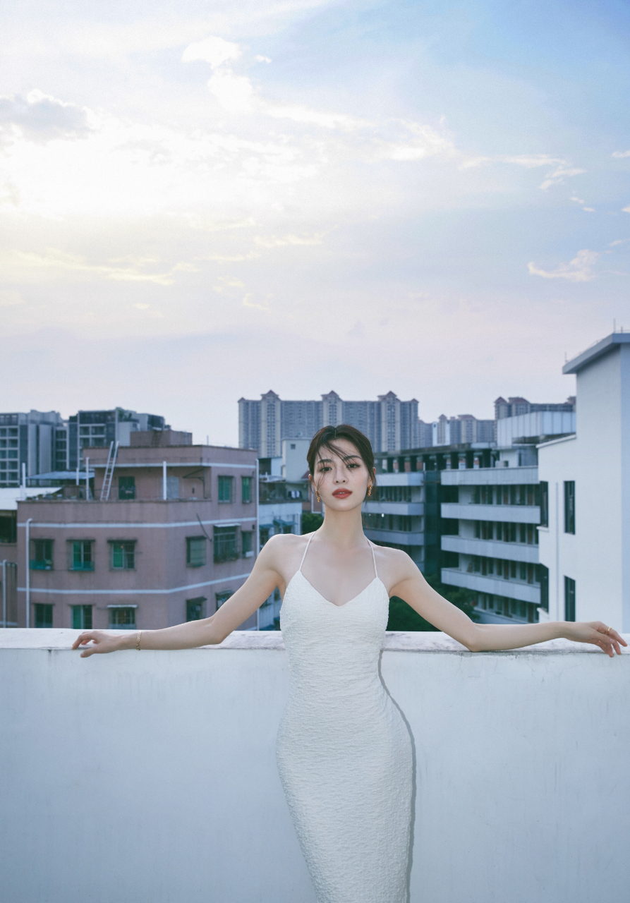 钟楚曦的纯白色连衣裙,不单调,更优雅