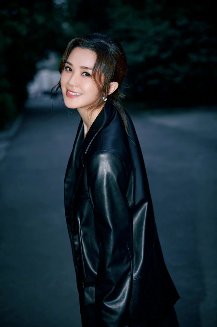 蔡卓妍的穿搭多了酷感.