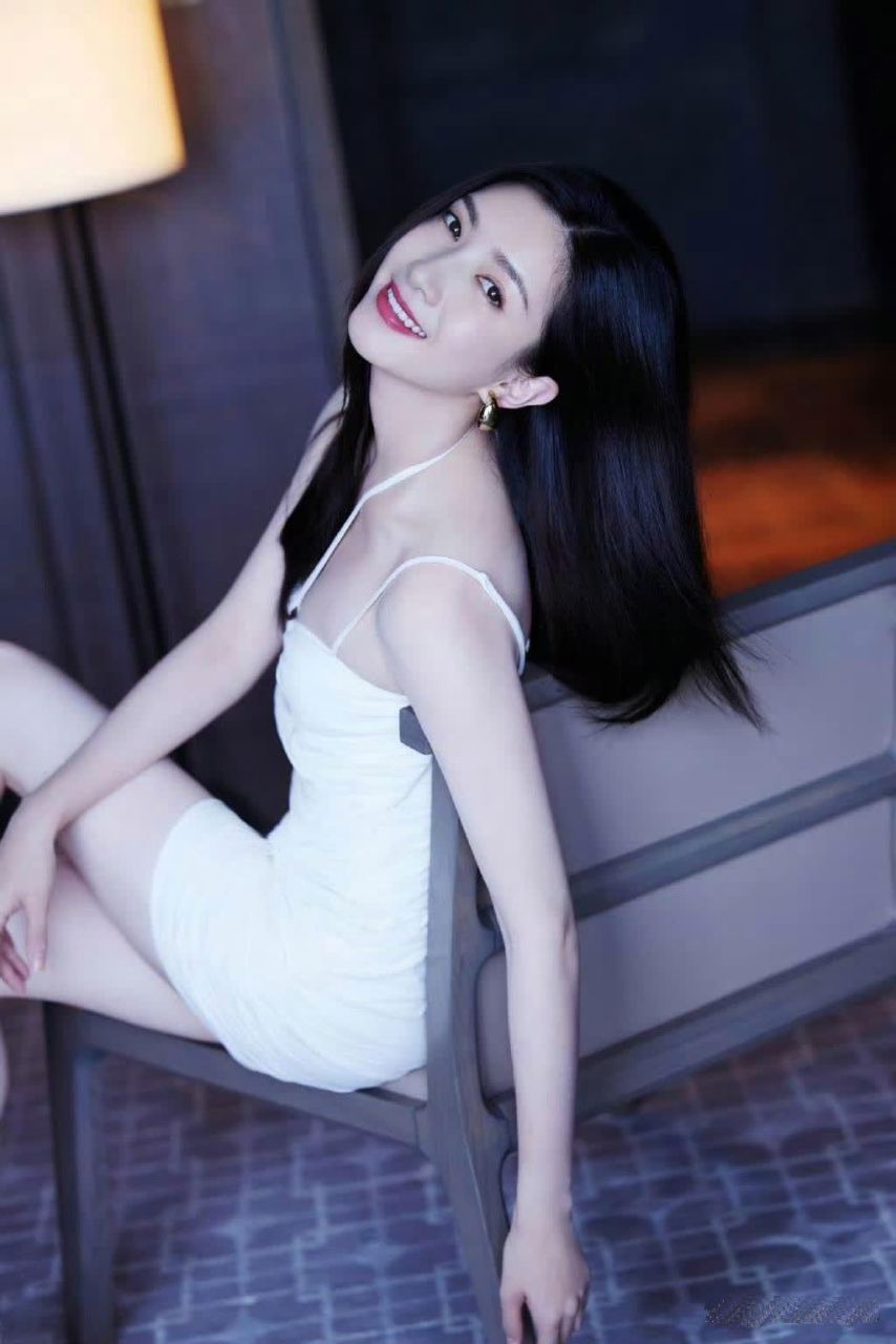 江疏影白色紧身吊带裙