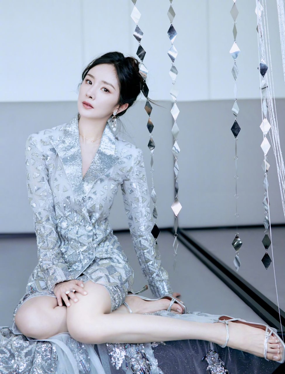 杨幂的银色系西服穿搭,低调的奢华感.