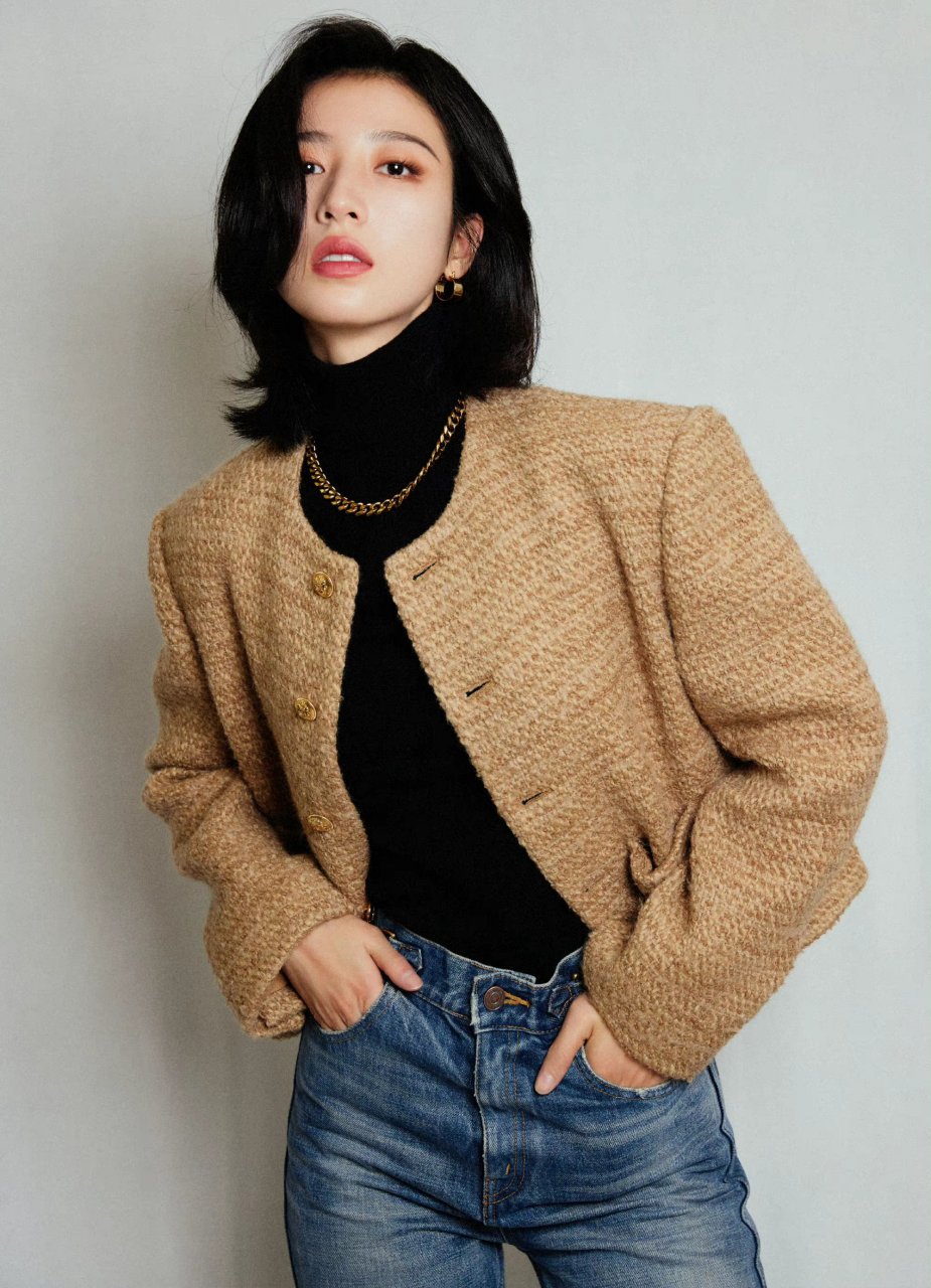 周雨彤的穿搭有着小香风的优雅.