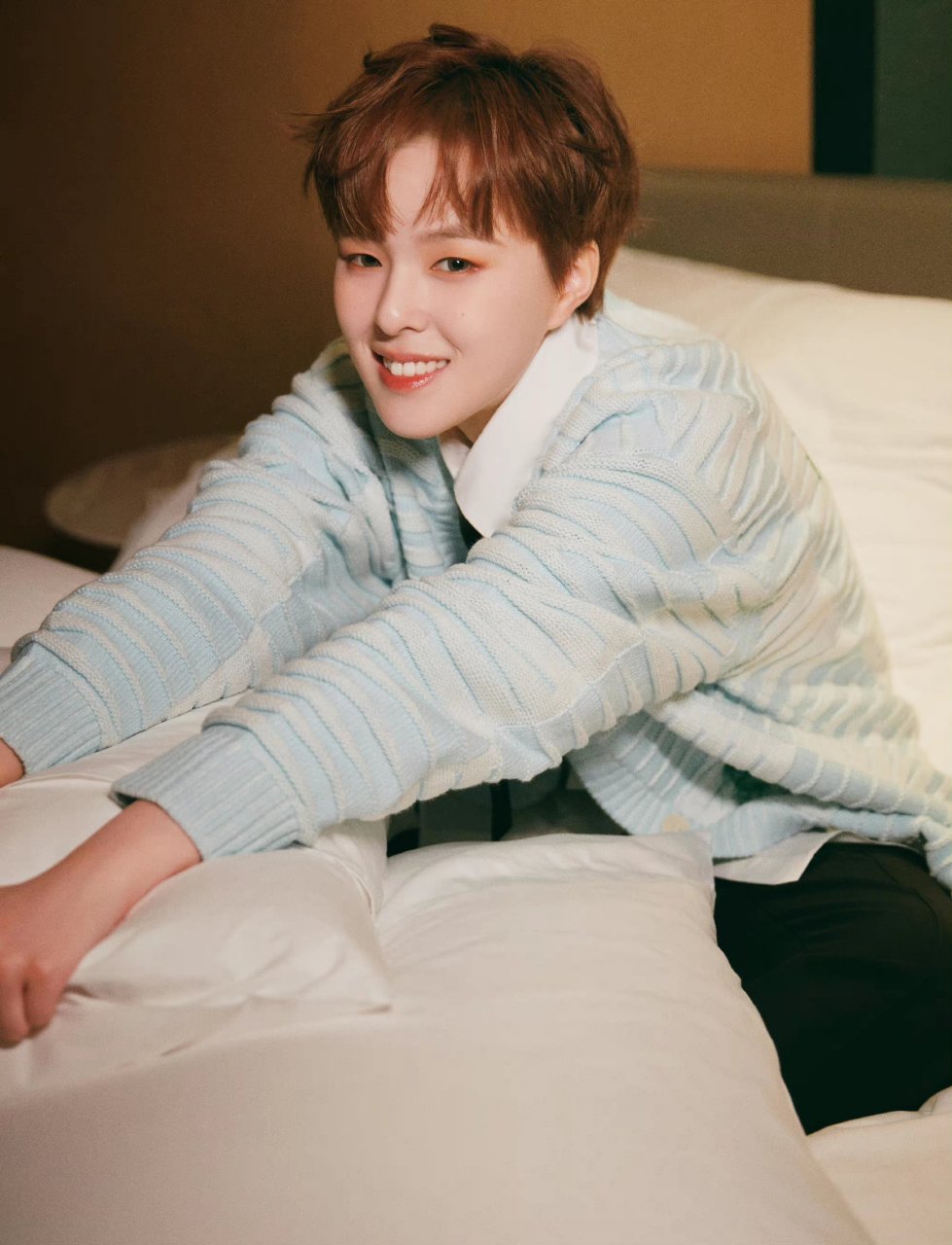 杨芸晴的穿搭更为干练.