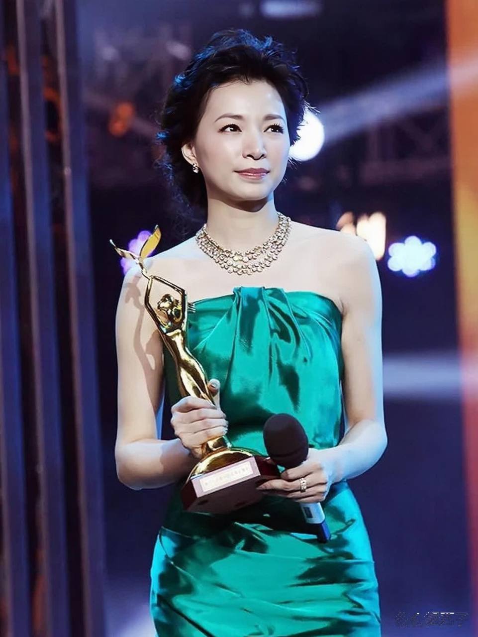 董卿女大十八变