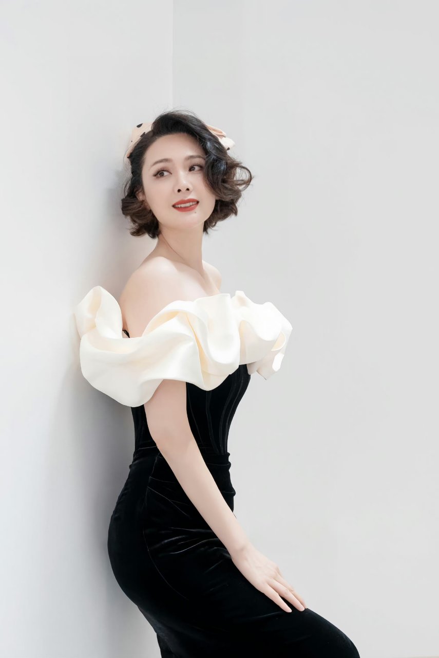 程莉莎的裙装还有夸张元素