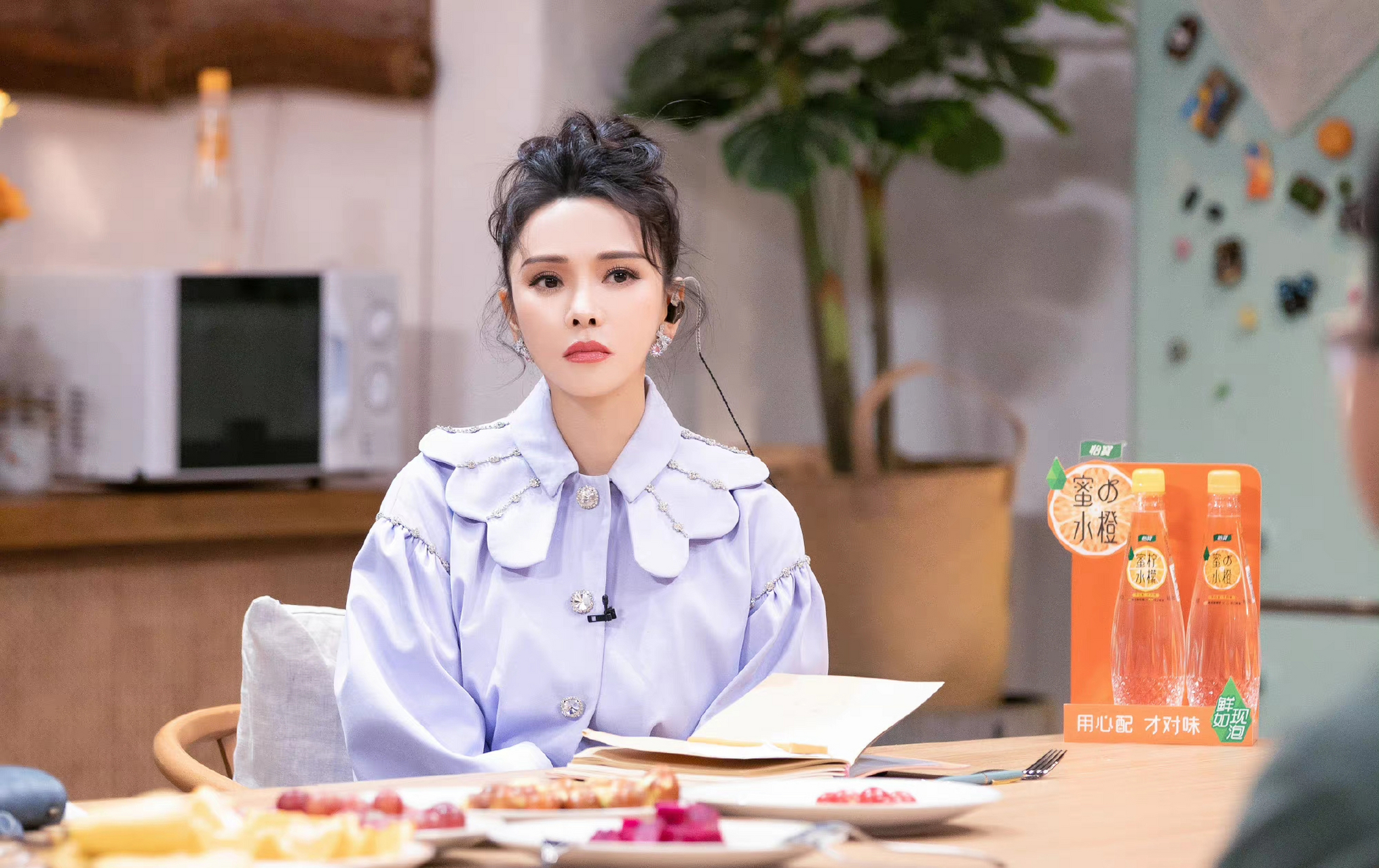 伊能静的穿搭时尚也带着浪漫.