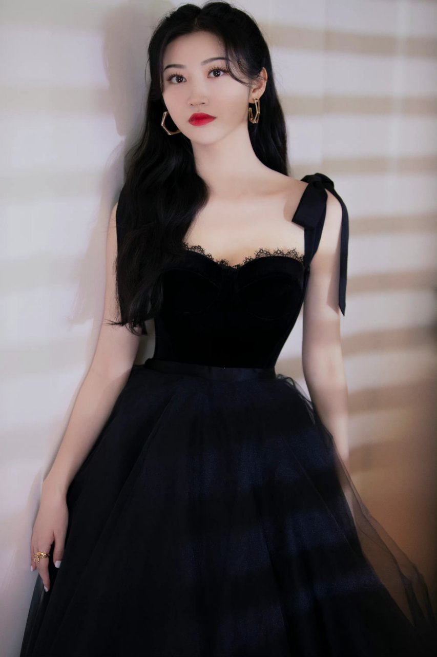 景甜的黑色裙装透着一些可爱的味道.