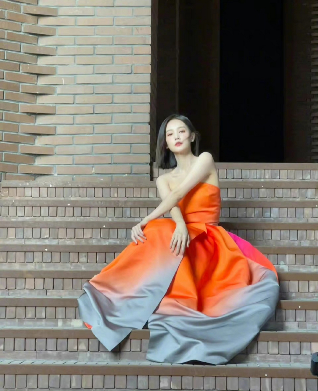 李一桐的穿搭鲜艳在也结合了渐变时尚.