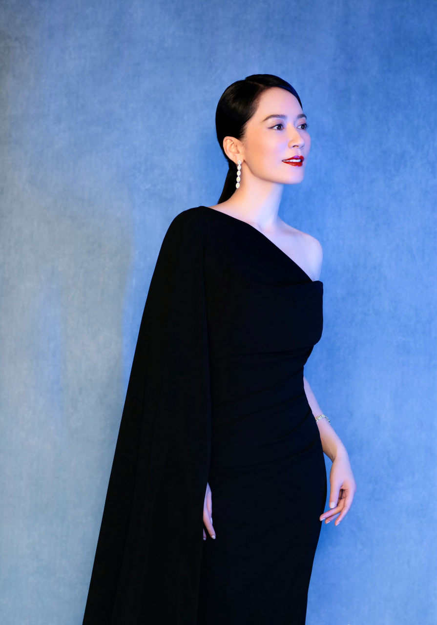 俞飞鸿黑色露肩礼服,彰显端庄大气之美!