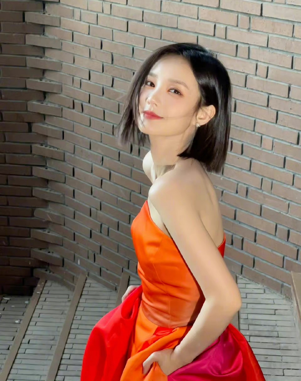 李一桐的穿搭鲜艳在也结合了渐变时尚.