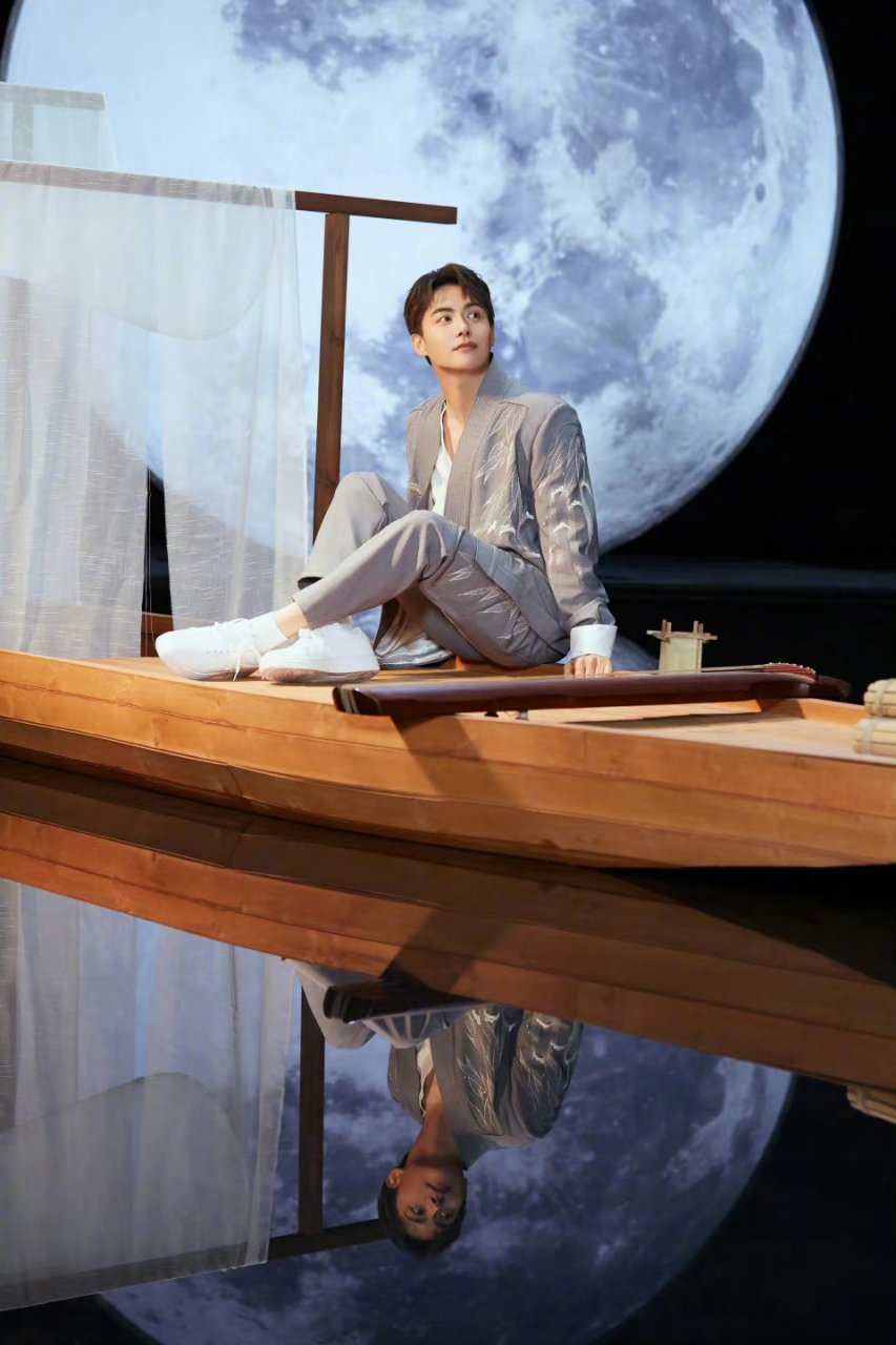 马天宇的穿搭时尚也有特色.