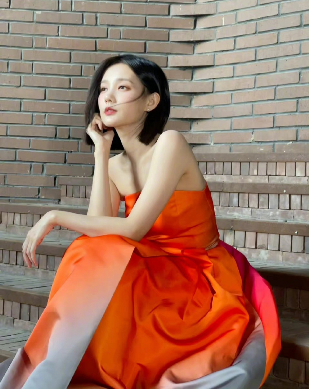 李一桐的穿搭鲜艳在也结合了渐变时尚.