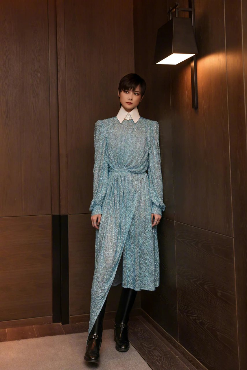 李宇春穿裙装,在优雅中还多了一些帅气.