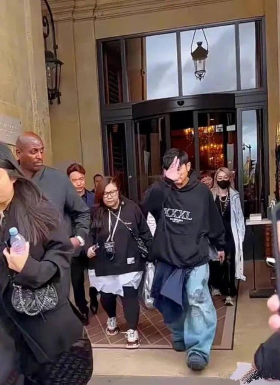 周杰伦显得腿好短啊!