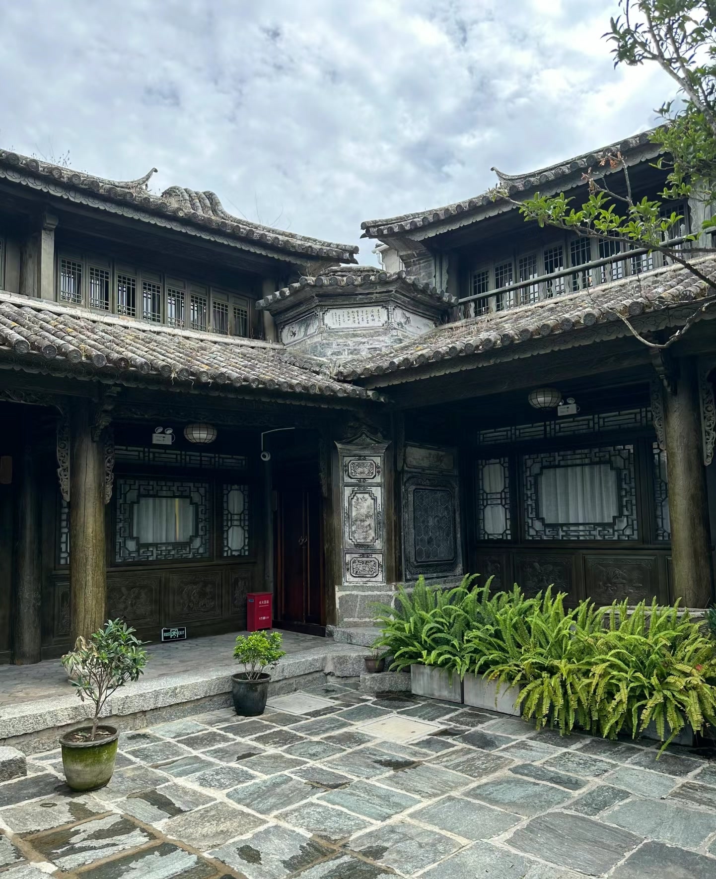 老四合院,藏匿在苍山洱海间,仿若一粒宝石镶嵌在大理古城的历史长河中