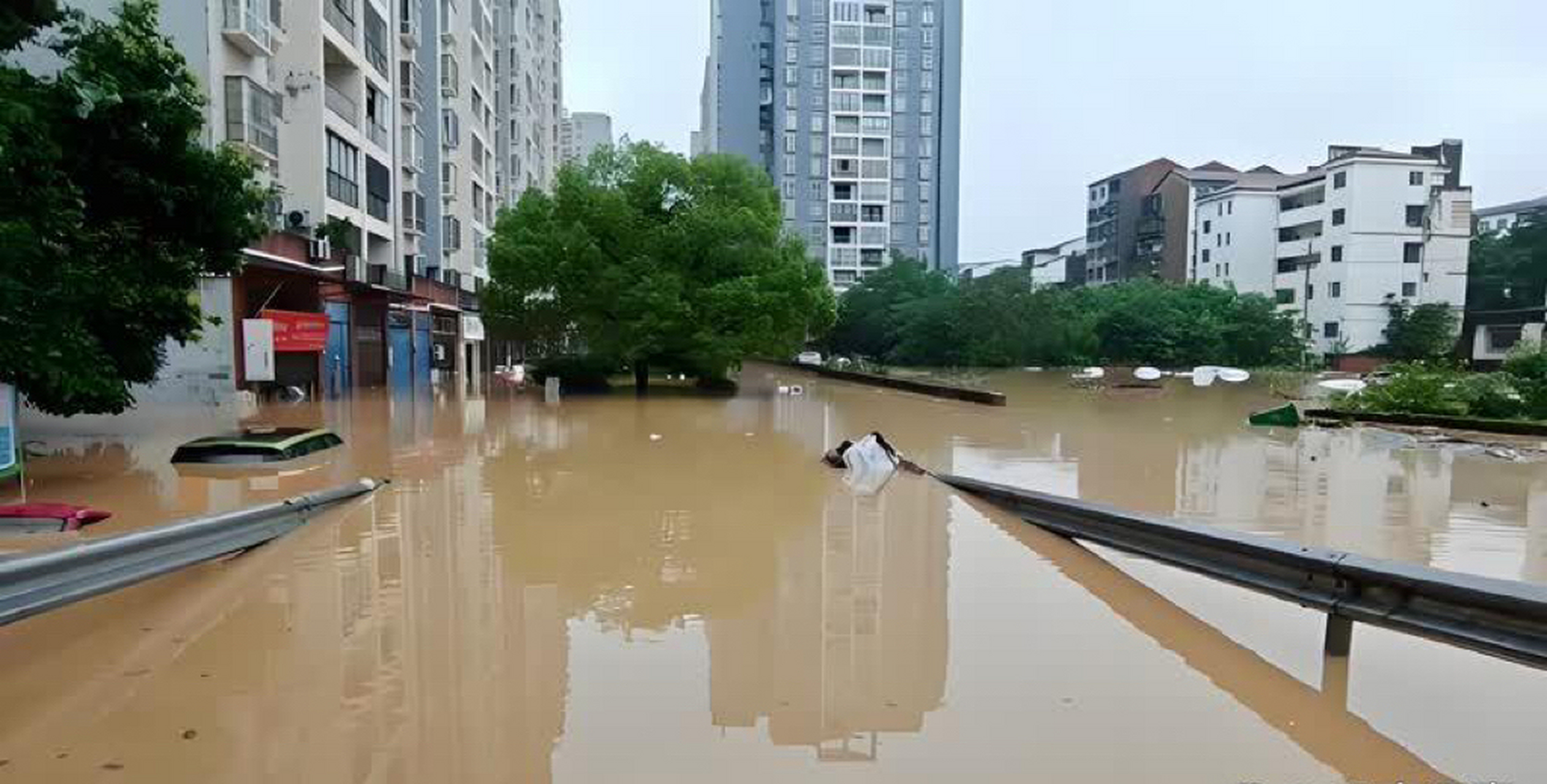 重庆长寿河水倒灌房屋被淹.