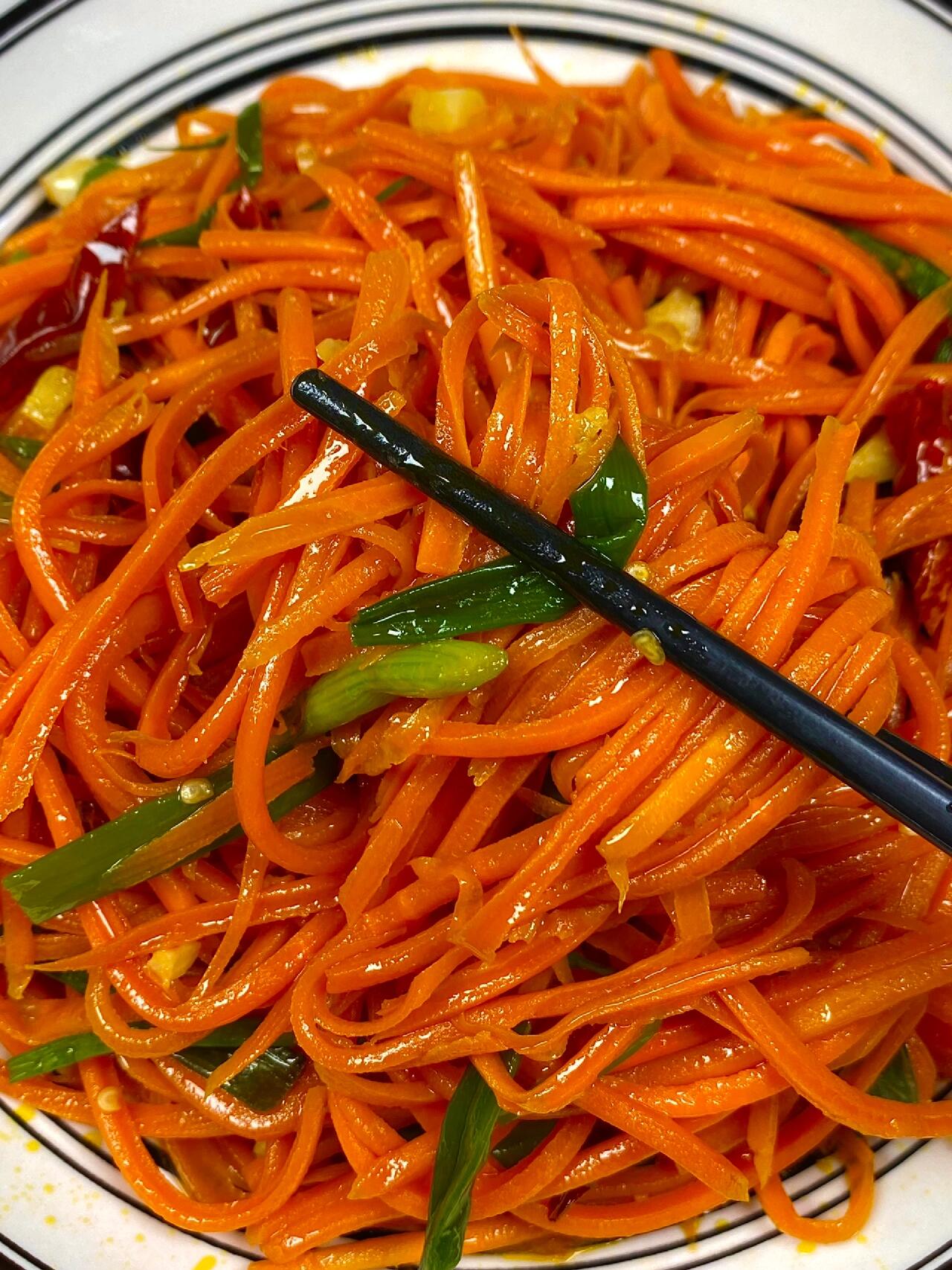 我妈做的清炒胡萝卜丝巨香配米饭嘎嘎好吃,胡萝卜丝脆爽可口,香辣