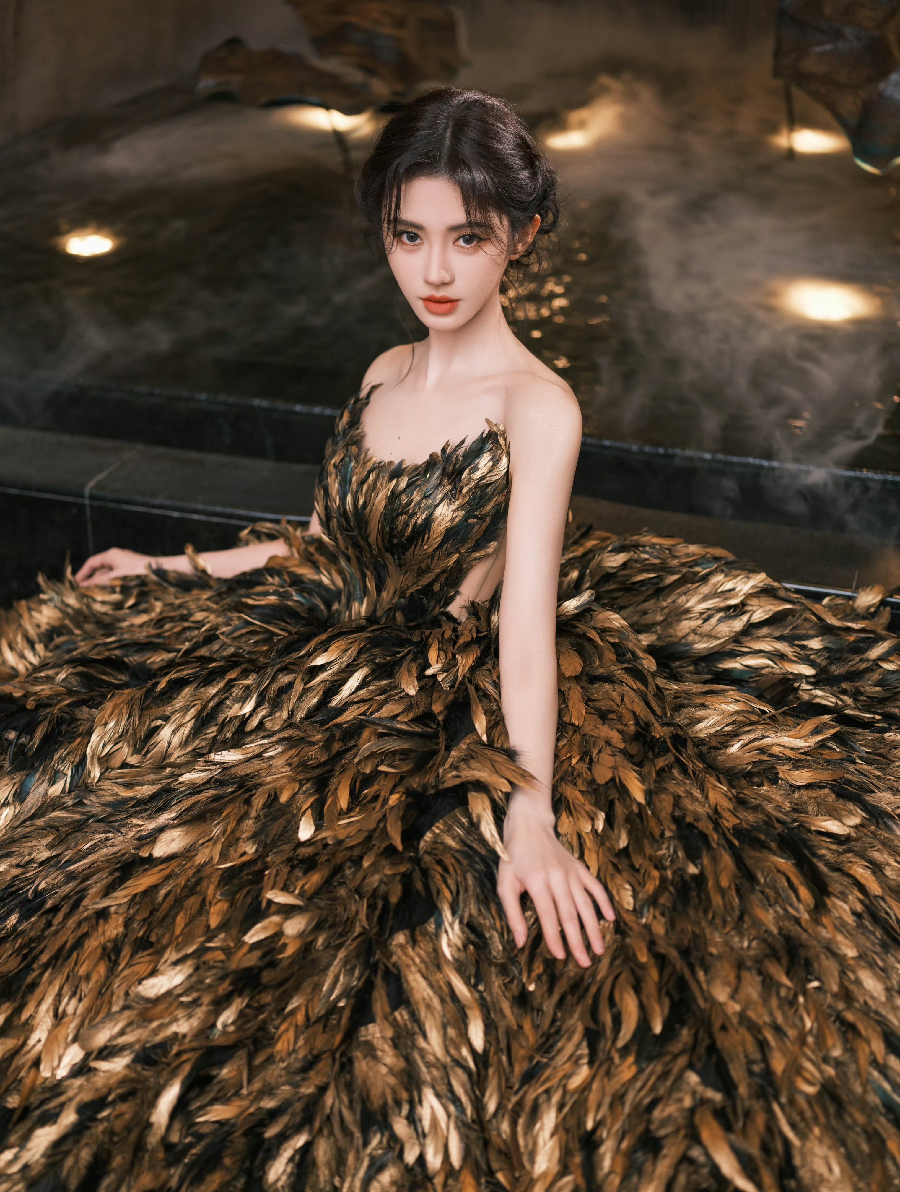 鞠婧祎,金色羽毛无肩带礼裙,美的自然!