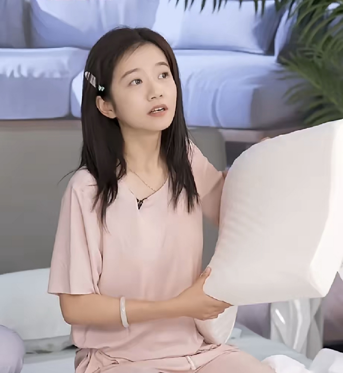 近期,主播橙橙在直播时,直播间在线人数只有五六百人了.