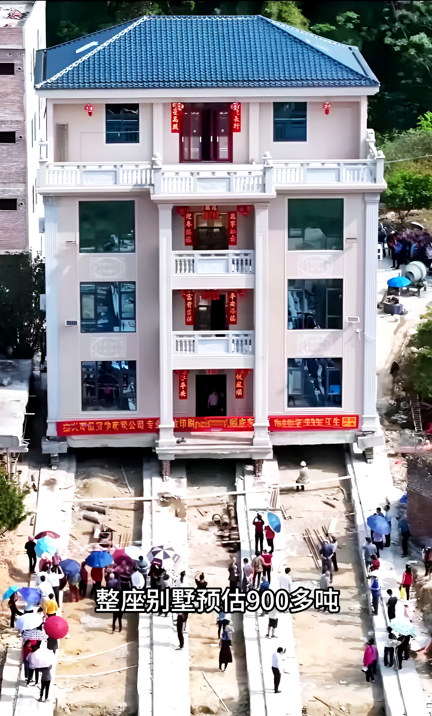 广东梅州一业主豪掷300万建造900 吨重的房子,却因属于违建而面临拆除
