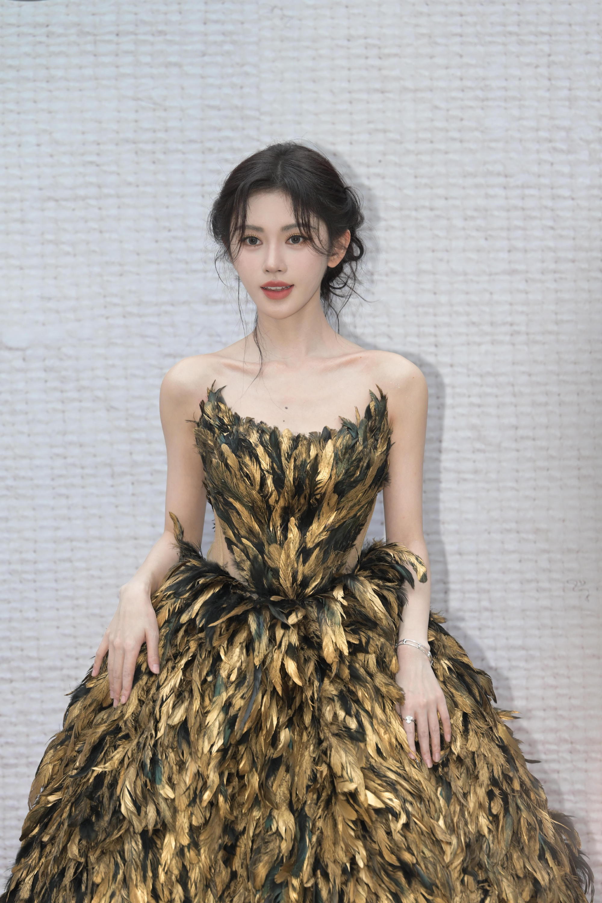 鞠婧祎参加时尚活动生图虽然只是妆容的改变但感觉整个人都不一样了