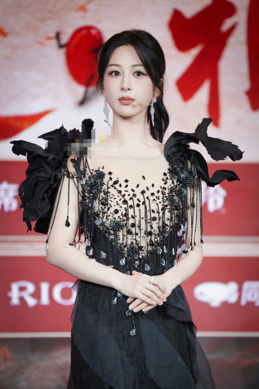 杨紫穿的这身高定好看吗? ​[大笑][大笑]