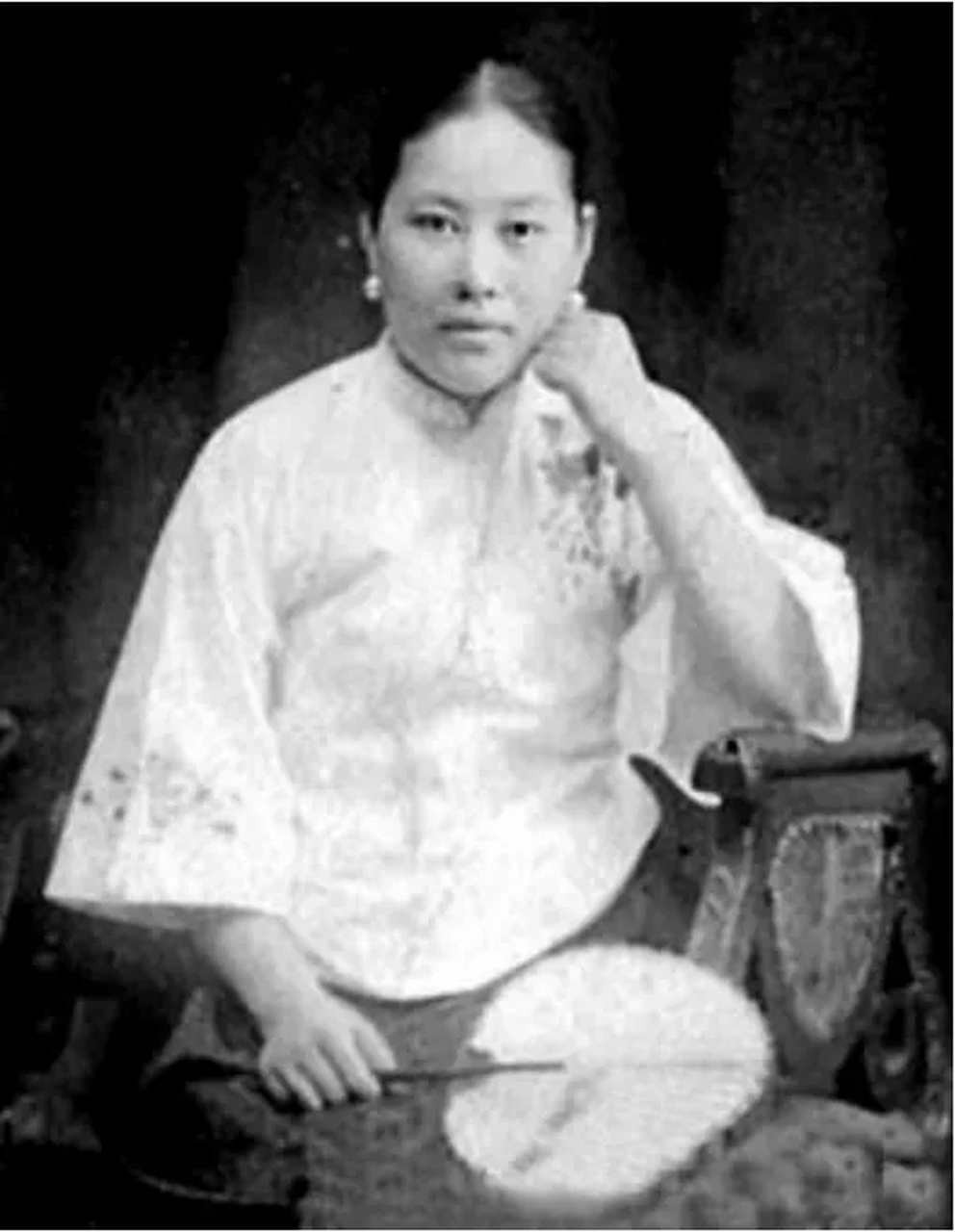 30岁女刺客潜伏十年,独自枪杀在佛堂念经的仇人  她是民国第一女刺客