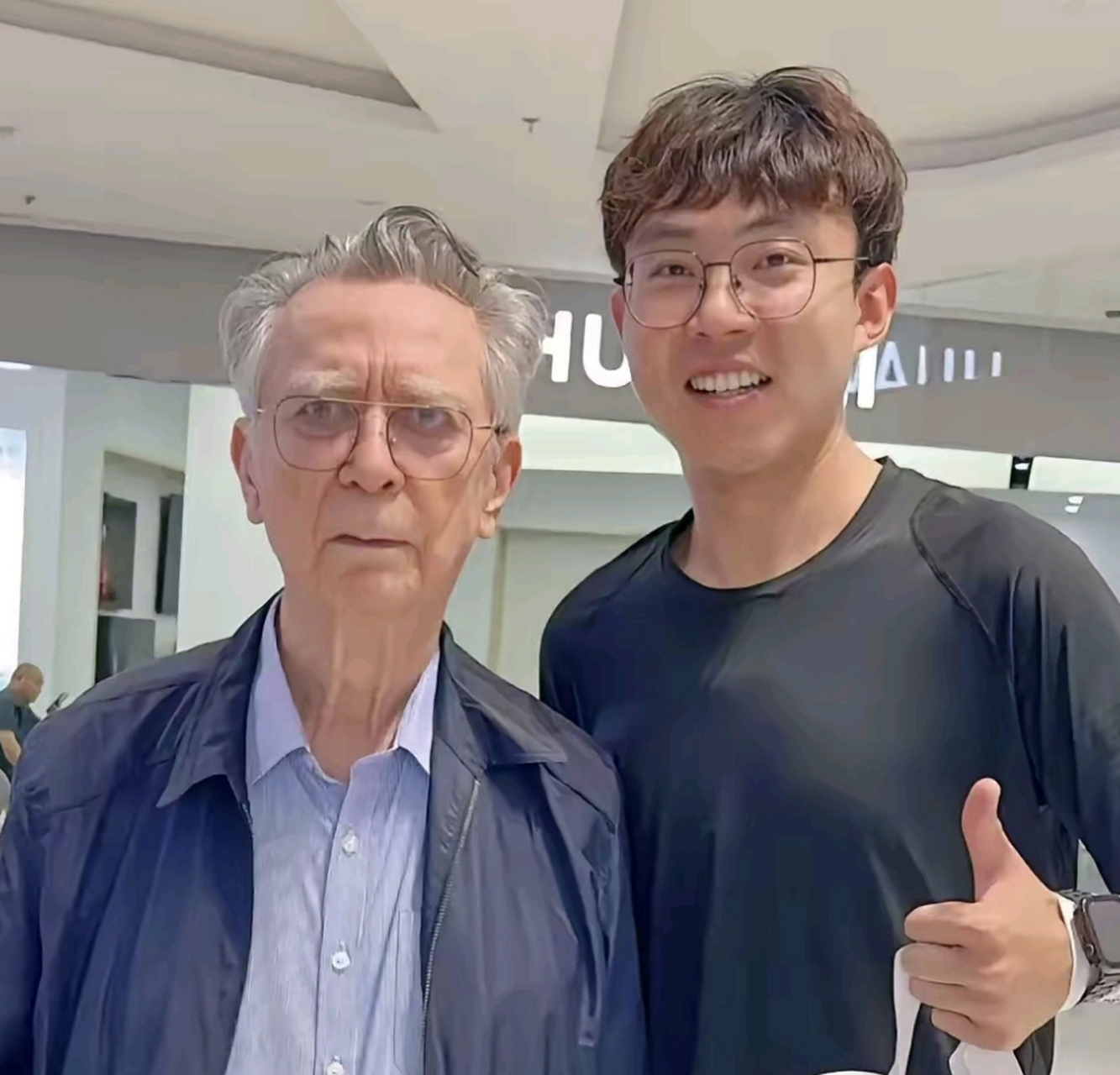 一位网友在大庆逛街时,偶遇了在网上评为"最帅院士"的王德民院士.