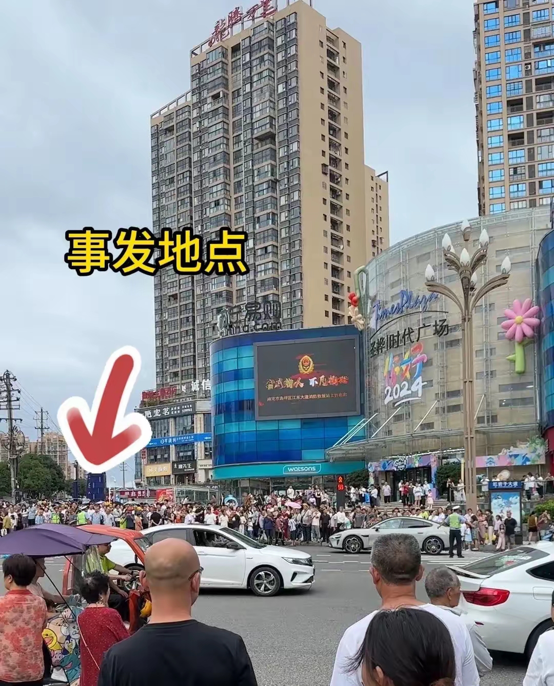 7月10日南部县大润发路口发生了一起严重交通事故