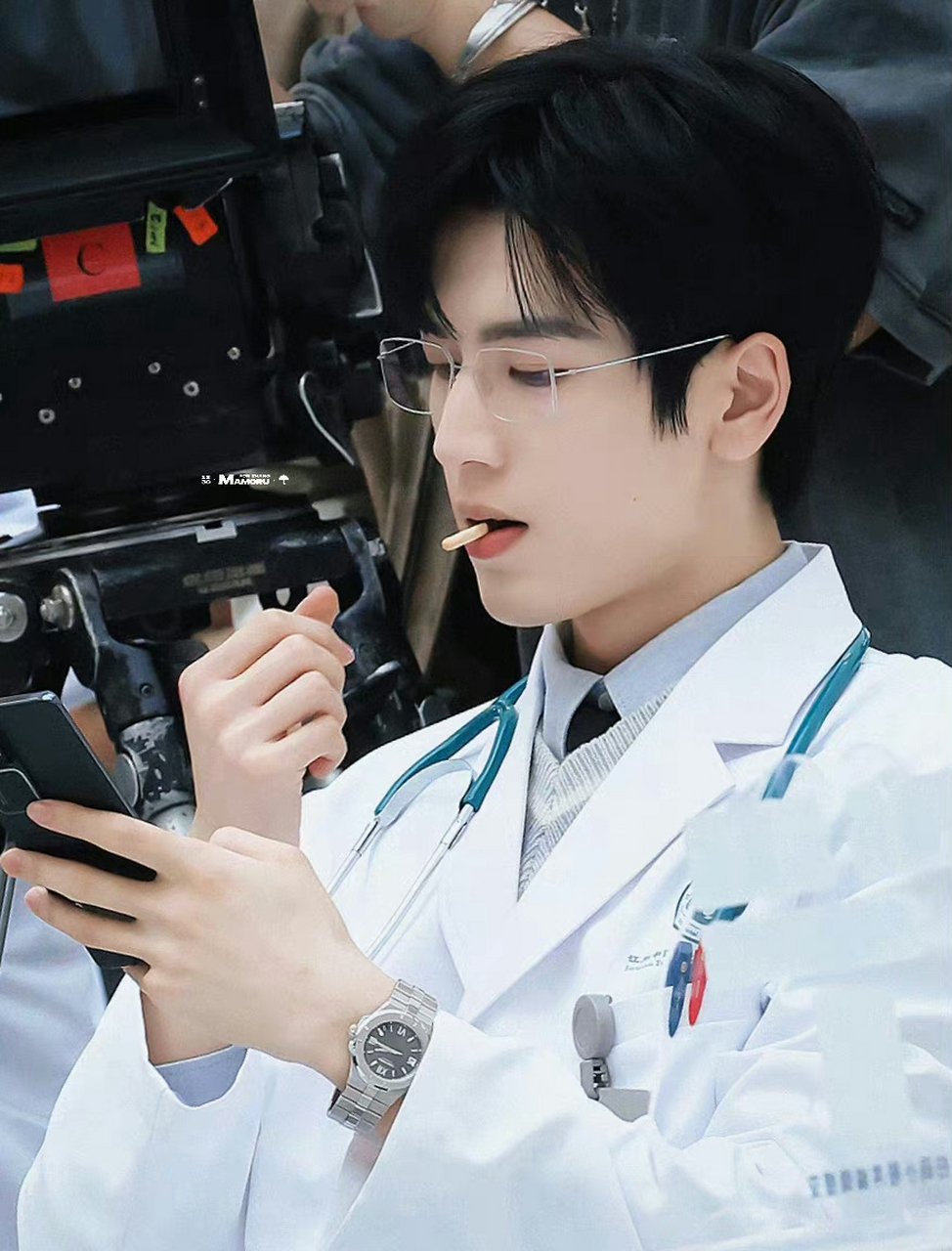 穿着白大褂饰演男医生角色的张凌赫,大家如果偶遇这么帅的男医生会不