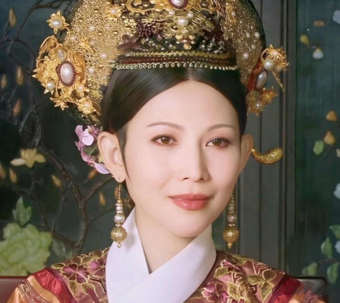 甄嬛传里的皇后一开始的妆容很是清丽脱俗