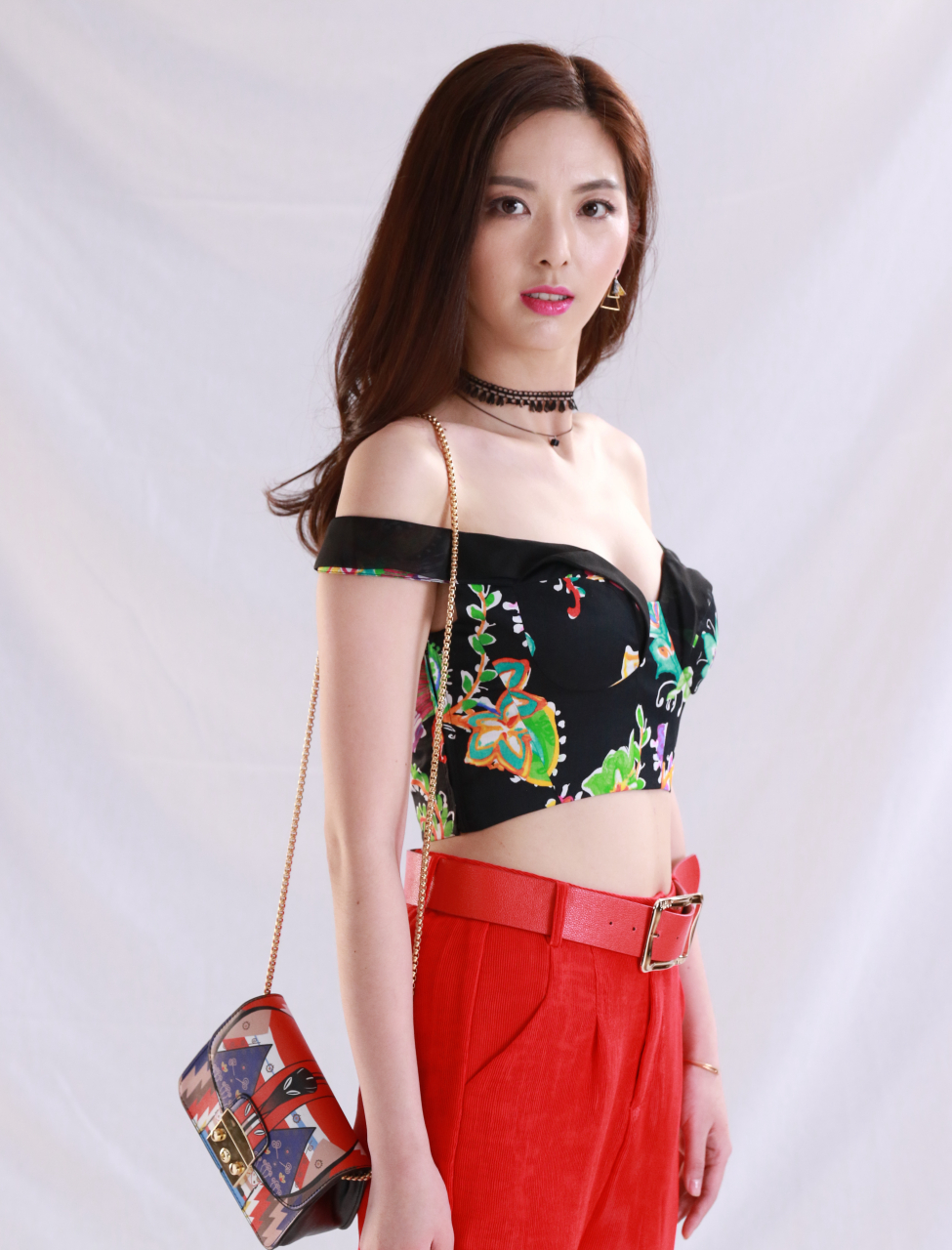 陈菲多套高跟低胸短裤翘腿等造型好美啊