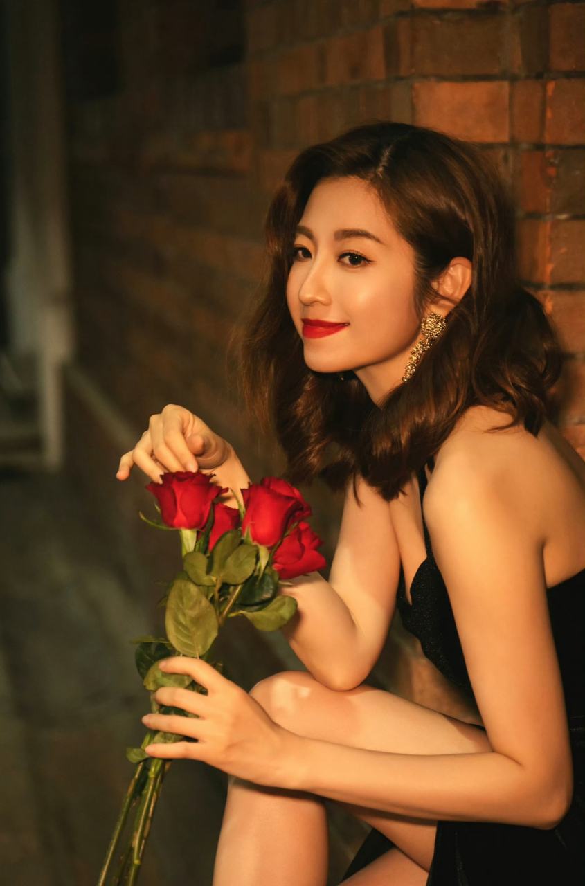 陈自瑶,香港当前身材最好的女明星,穿黑色高开叉裙,胸前美景和大长腿