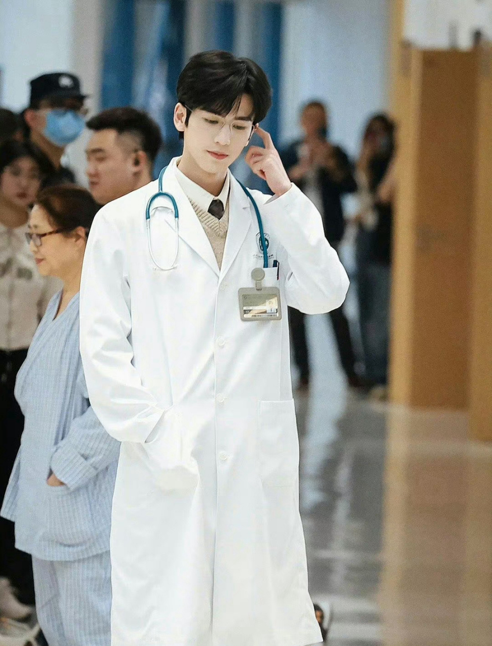 穿着白大褂饰演男医生角色的张凌赫,大家如果偶遇这么帅的男医生会不