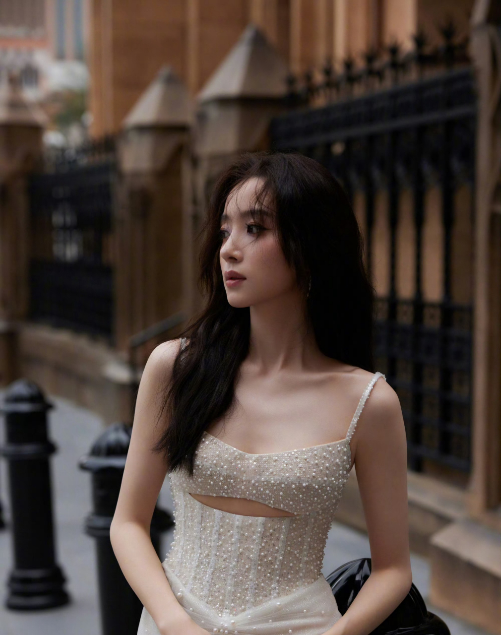 雪白丰满,事业线轮廓清清楚楚,身材线条美感十足胡冰卿是一位年轻的