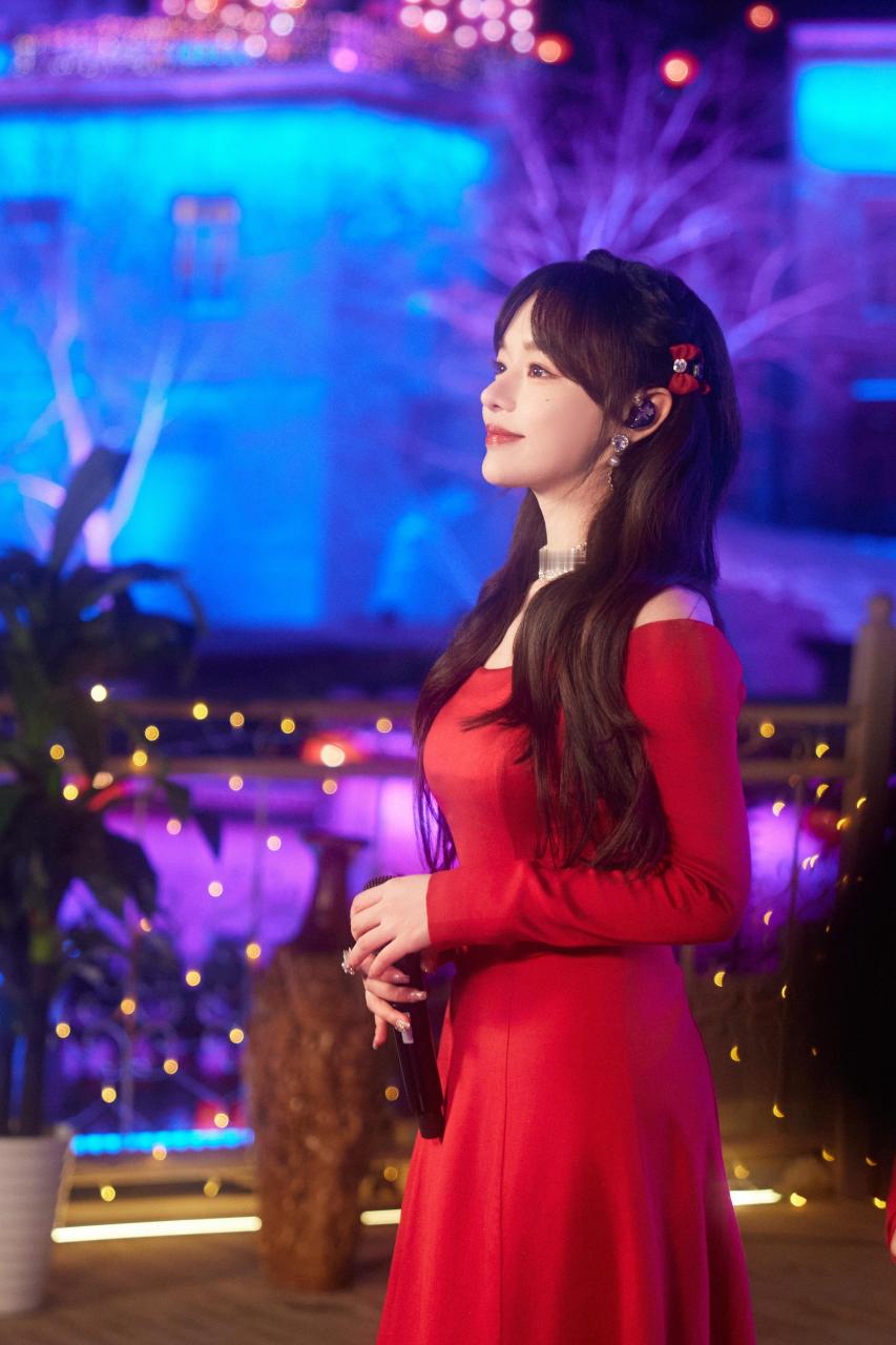 黄霄云的一袭红裙显得她格外性感迷人.