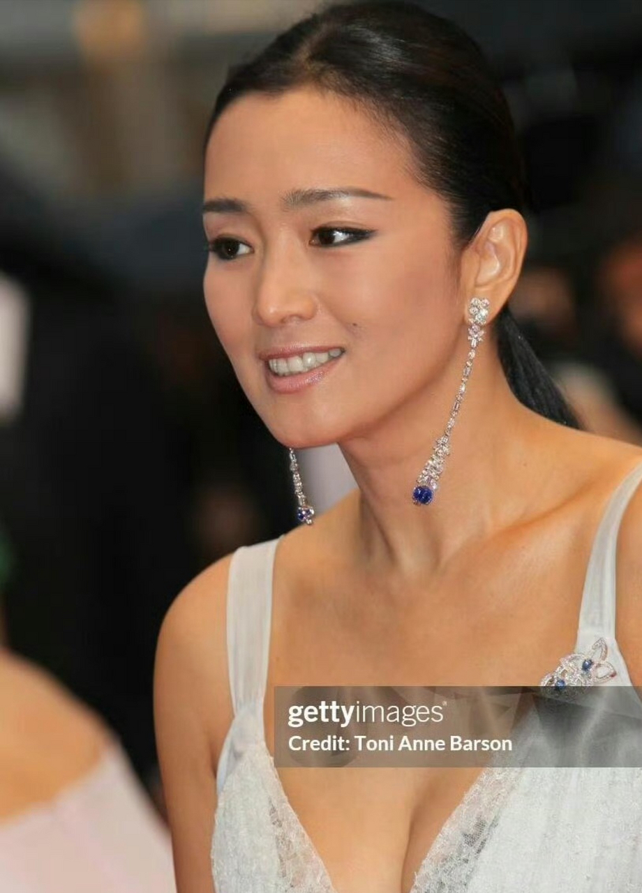 巩俐,电影节,酥胸半露造型杀疯了,丰满身材吸睛无数,是全场最受欢迎的