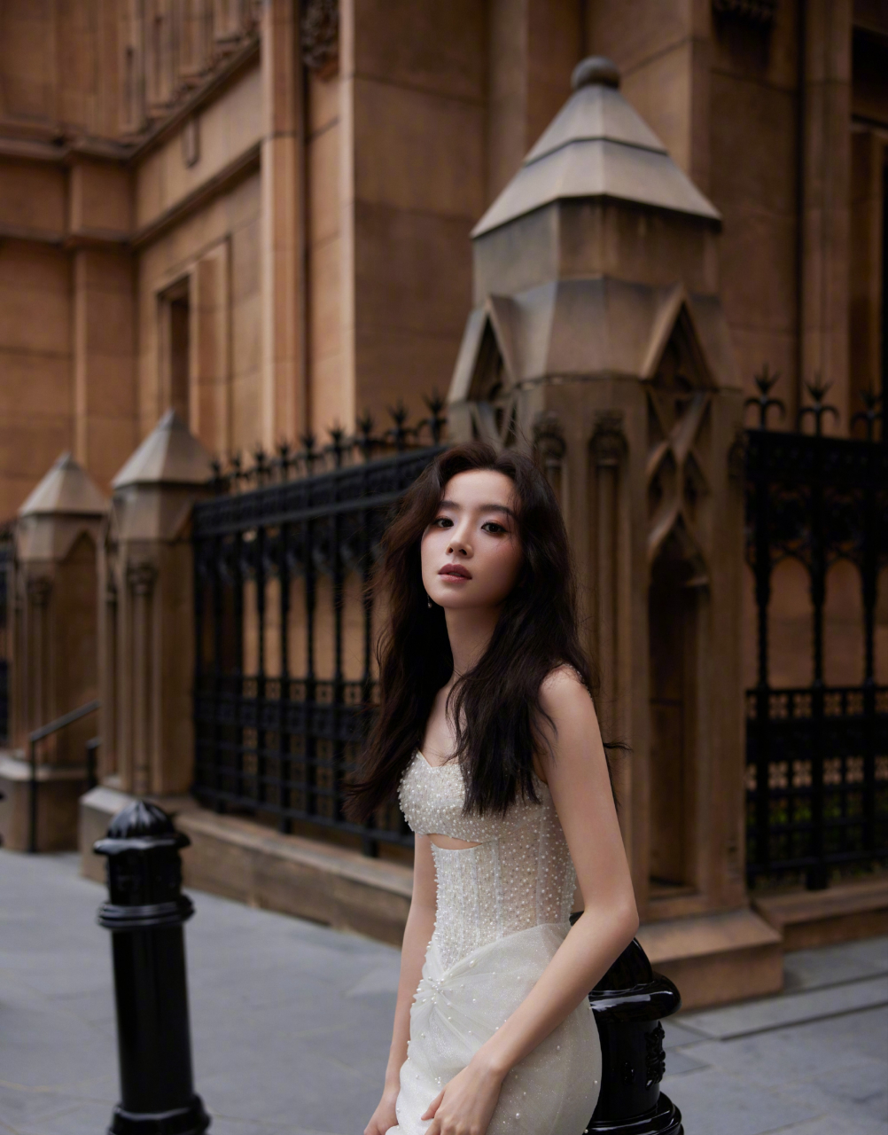 雪白丰满,事业线轮廓清清楚楚,身材线条美感十足胡冰卿是一位年轻的