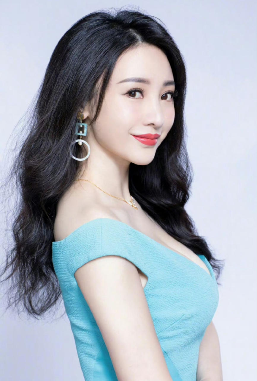 柳岩低胸裙,秀出深邃事业线,凹凸玲珑的身材,曲线极佳,风韵无穷,让人