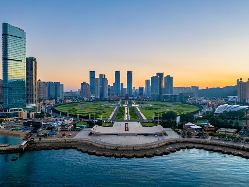 大连星海广场:南北方向长轴为1010米,东北方向短轴为630米,总占地