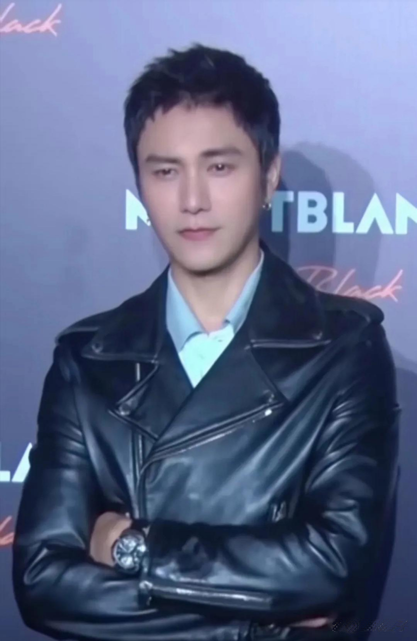 这哥们真是帅,但跟陈坤长得不太像了倒是和冯绍峰有点像