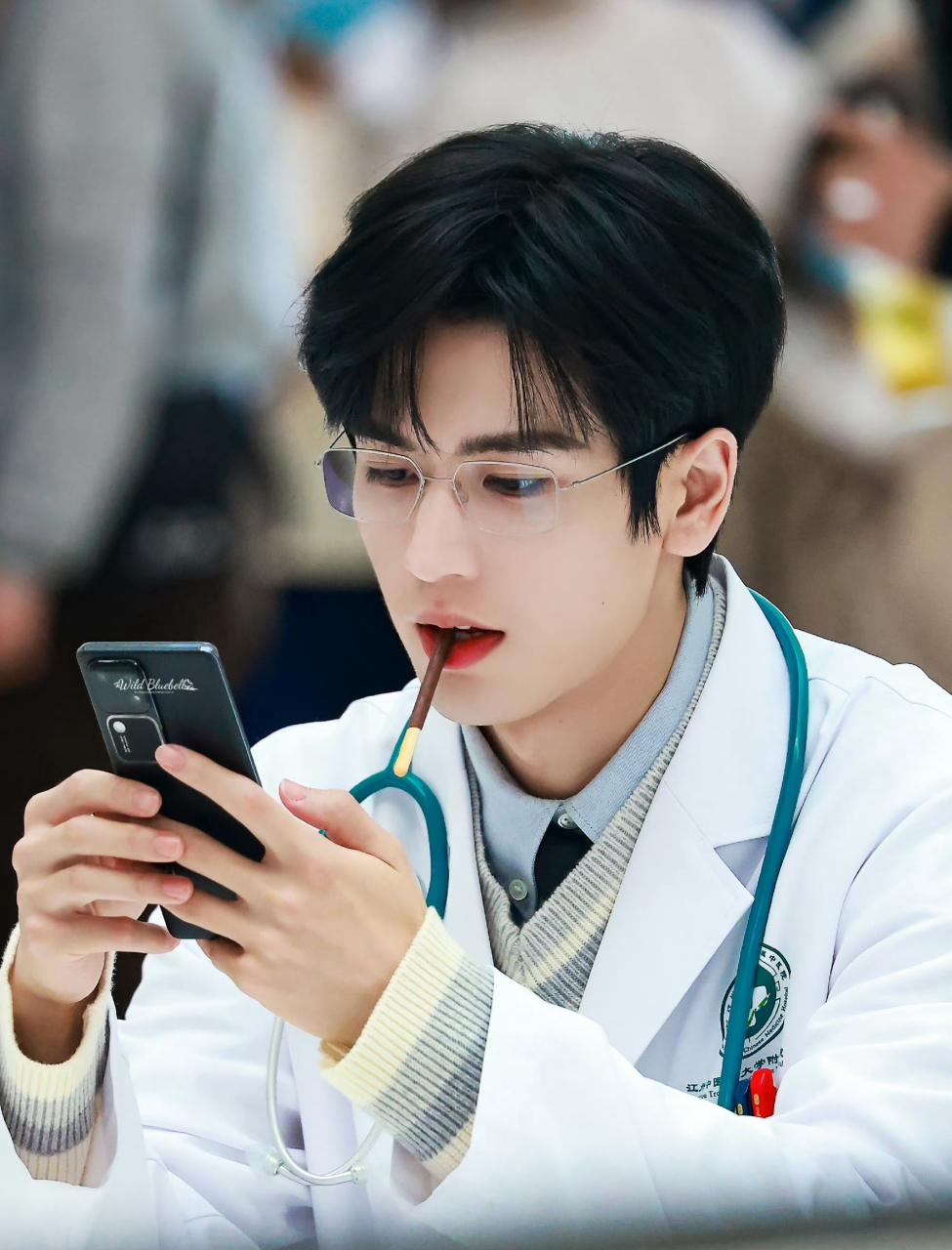 穿着白大褂饰演男医生角色的张凌赫,大家如果偶遇这么帅的男医生会不