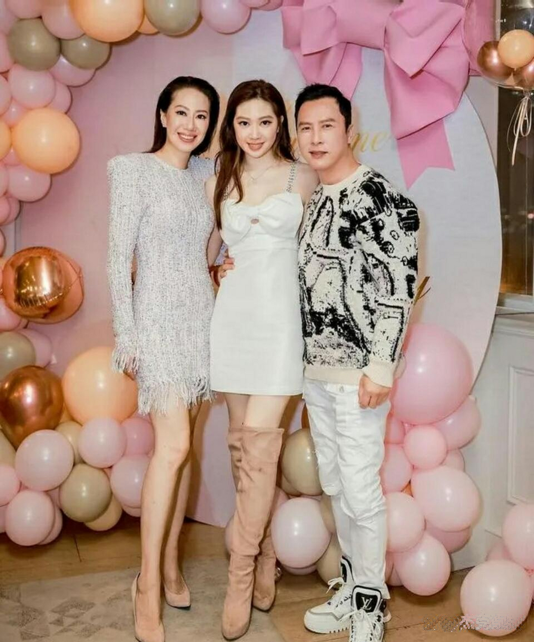 甄子丹晒出与妻女的合照,女儿遗传了父母的优秀基因,颜值真高