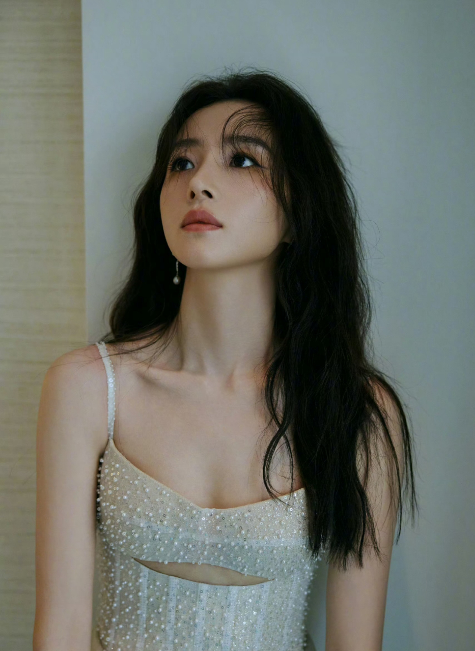 雪白丰满,事业线轮廓清清楚楚,身材线条美感十足胡冰卿是一位年轻的